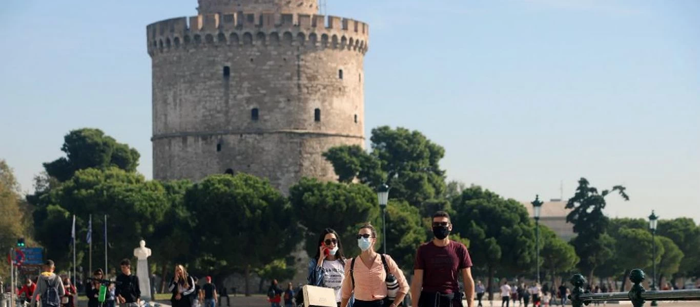 Θεσσαλονίκη: Οίκος τελετών στόλισε βιτρίνα με ξωτικά να κρατούν πτώμα χιονάνθρωπου! (φωτό)